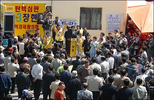 12일 오전 함평 터미널에서 유세를 하고있는 정 의장. 이날 정 의장은 거대야당 견제론과 탄핵심판론을 거듭 강조했다. 